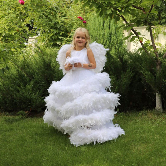 Luxury WOW Dress with Feather Boa & Train